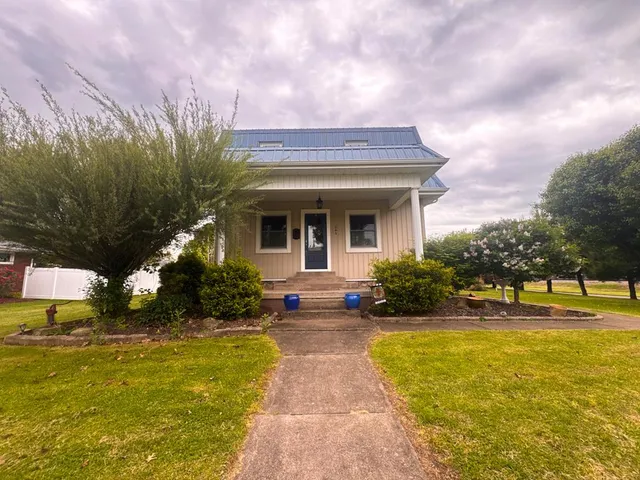 203 8th St, Glen Dale, WV 26038