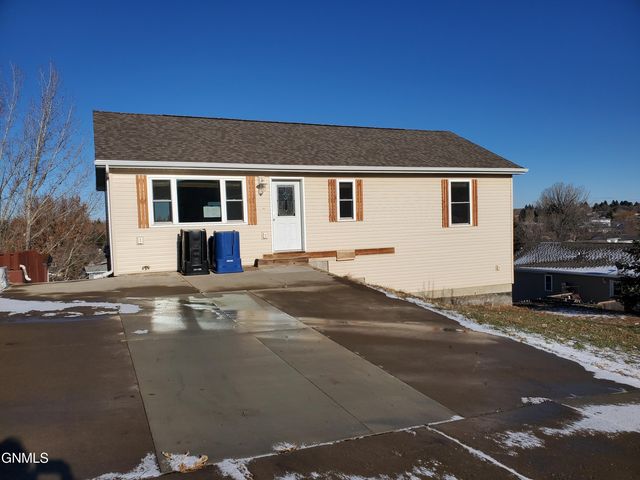281 7th St E, Dickinson, ND 58601