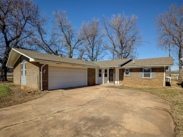 102 Magers Ave, Maysville, OK 73057