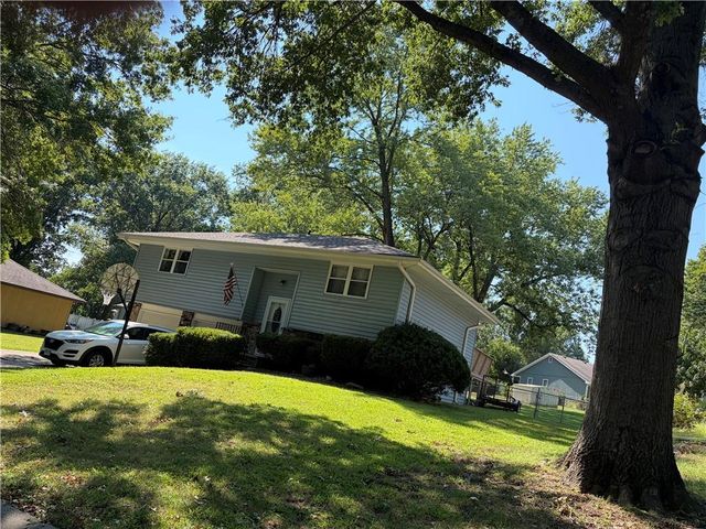 805 Citadel Dr, Weston, MO 64098