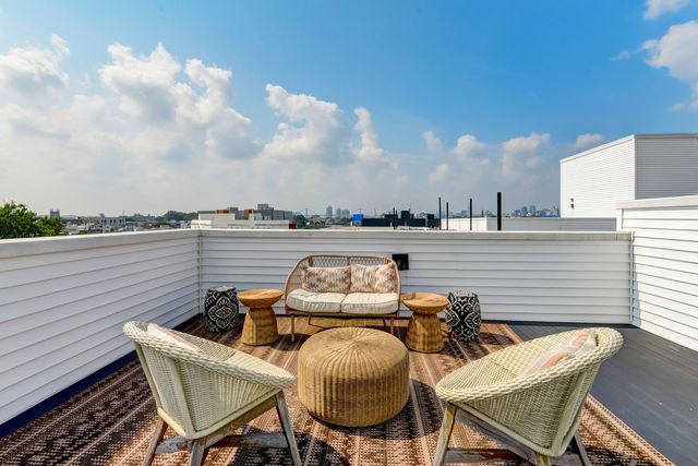2038 N  Front St #402, Philadelphia, PA 19122