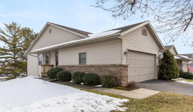 998 Country Gdn NW, Grand Rapids, MI 49534