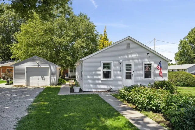 1802 W  2nd St, Coal Valley, IL 61240