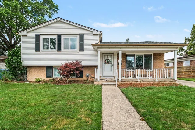 4717 Buckingham Dr, Warren, MI 48092