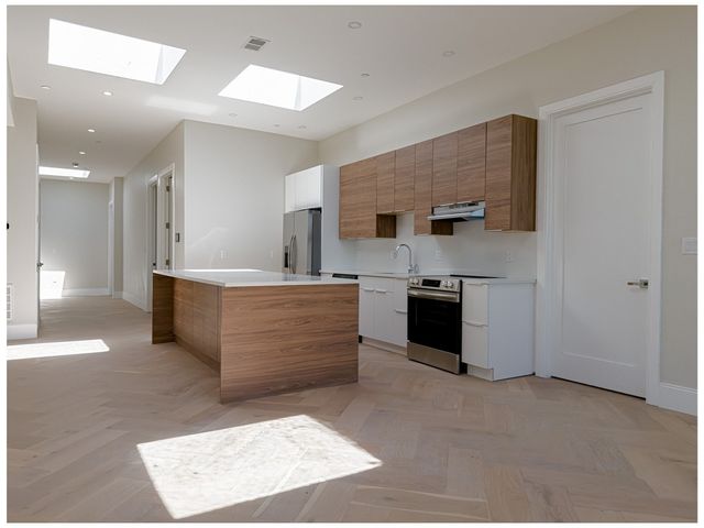 1 Jackson St #PENTHOUSE, Newton Center, MA 02459