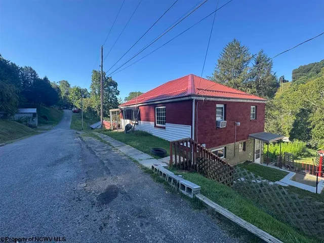 120 Jackson St, Weston, WV 26452