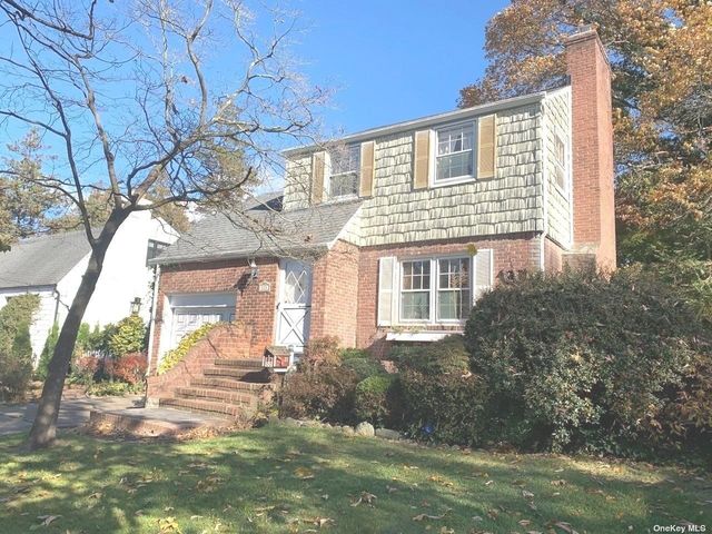 134 Greenway East, New Hyde Park, NY 11040