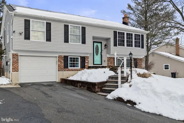 25 Lamppost Ln, Somerdale, NJ 08083