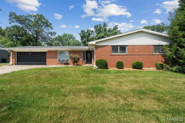 1441 N  Woodlawn Ave, Saint Louis, MO 63122
