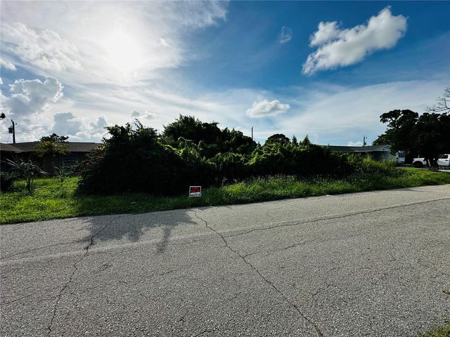 Venetia Ave, North Pt, FL 34287
