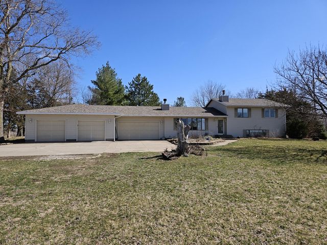 3810 33rd St S  #S, Muscatine, IA 52761
