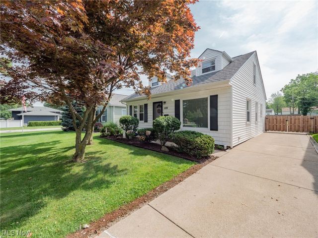 1105 Summit Dr, Mayfield Heights, OH 44124