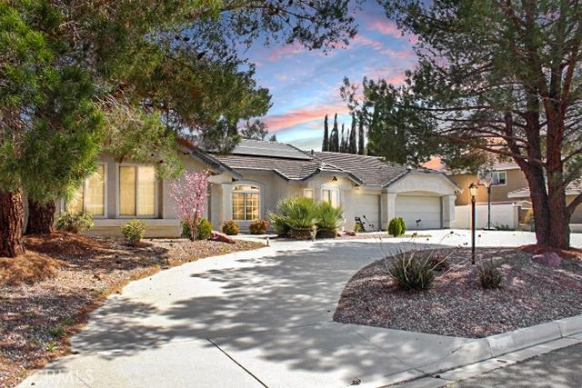 12769 Yorkshire Dr, Apple Valley, CA 92308
