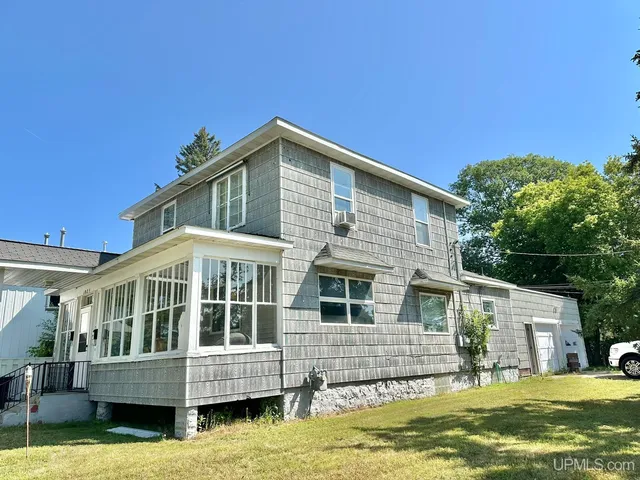 1025 River Ave, Iron Mountain, MI 49801