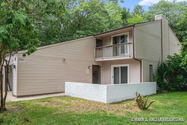 17462 Dunewood Ct #B, Spring Lake, MI 49456