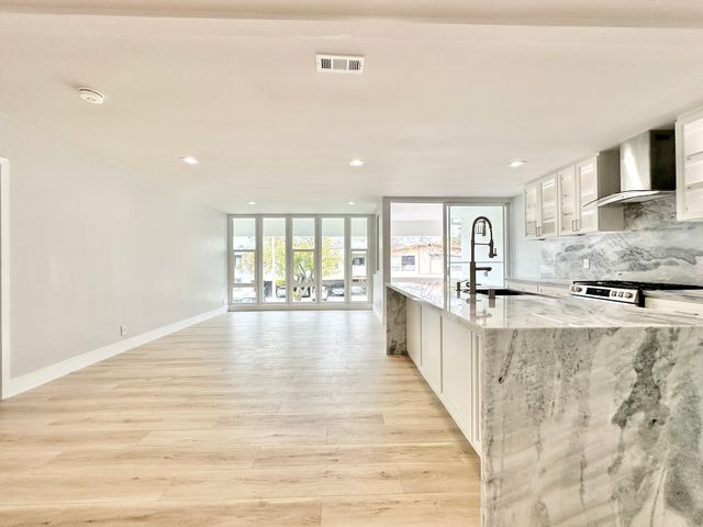 604 N  Flores St #6A, Los Angeles, CA 90048