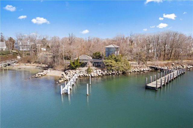 1305 Winthrop Dr, Fishers Island, NY 06390