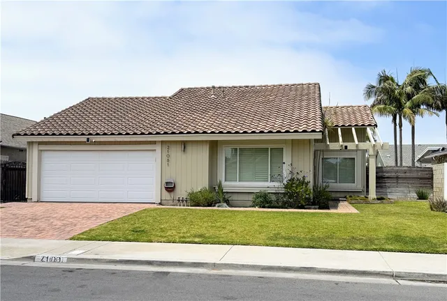 21081 White Horse Ln, Huntington Beach, CA 92646