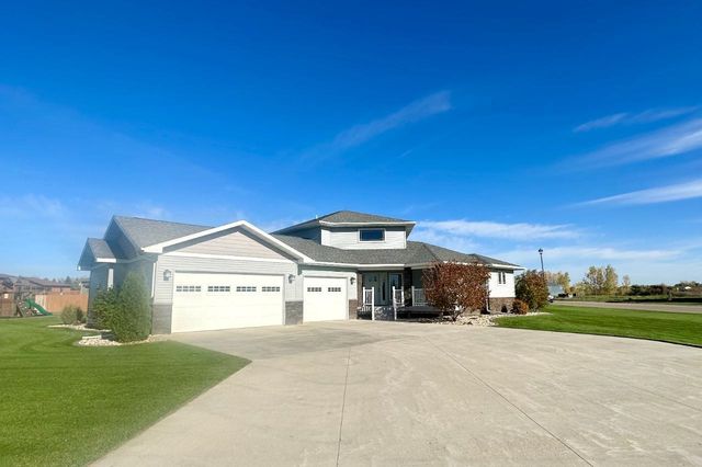 505 7th Ave SW, Surrey, ND 58785