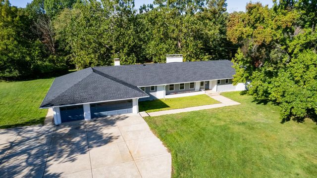 1015 Forestview Dr, Mahomet, IL 61853