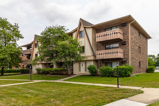 8 Parkside Ct #8, Vernon Hills, IL 60061