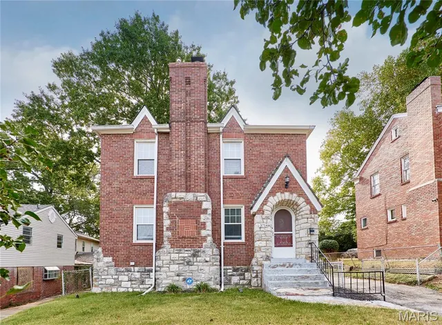 3714 Nelson Dr, Saint Louis, MO 63121
