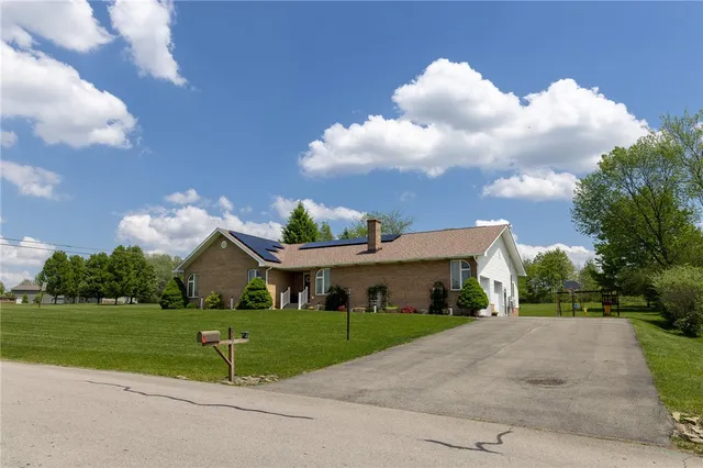 231 Arrowhead Dr, Slippery Rock, PA 16057