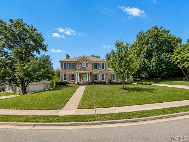 1208 Chateau Woods Dr, Saint Louis, MO 63135