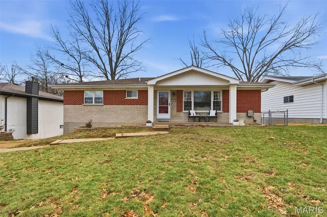 1030 Camelot Gardens Dr, Saint Louis, MO 63125