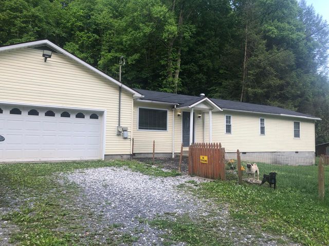 122 Log Town Rd, Ansted, WV 25812