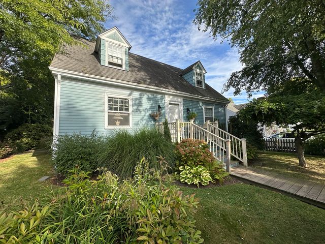 58 Eustis Ave, Newport, RI 02840