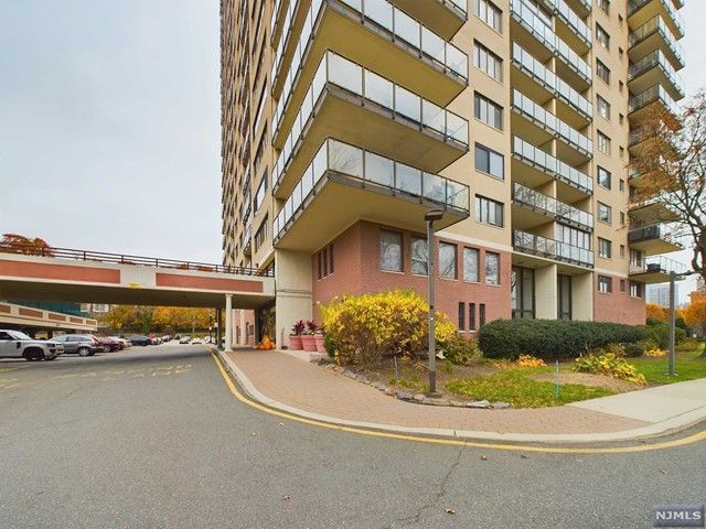 1203 River Rd #17A, Edgewater, NJ 07020