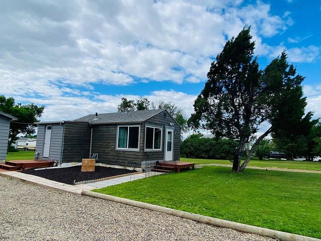 632 1st Ave SW, Dickinson, ND 58601