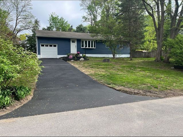 31 Cambridge Dr, Halfmoon, NY 12065