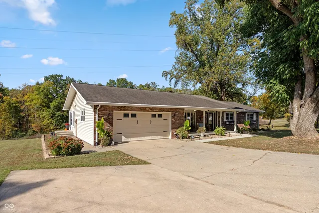 8560 N  Lakewood Pl, West Terre Haute, IN 47885