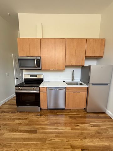 2 Blossom St, Fitchburg, MA 01420