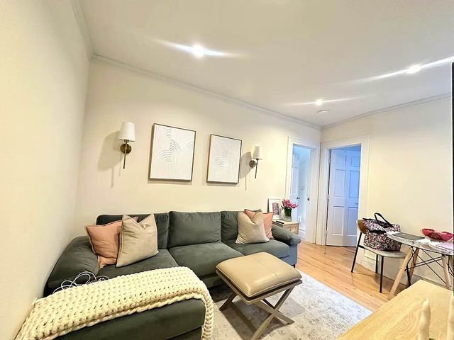 417 W  43rd St #81, New York, NY 10036