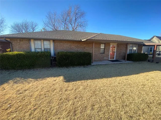 612 N  Vernon Ave, Hinton, OK 73047