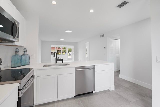 737 Nantucket Circle #B, Lake Worth, FL 33467