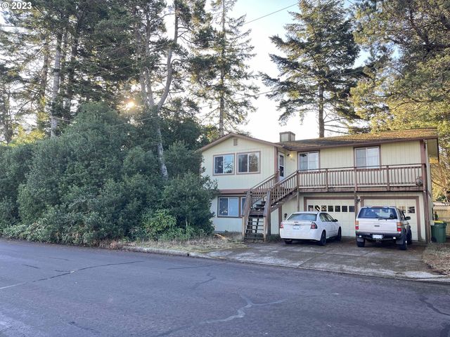 2076 16th St, Florence, OR 97439