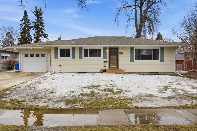 90 25th Ave N, Fargo, ND 58102
