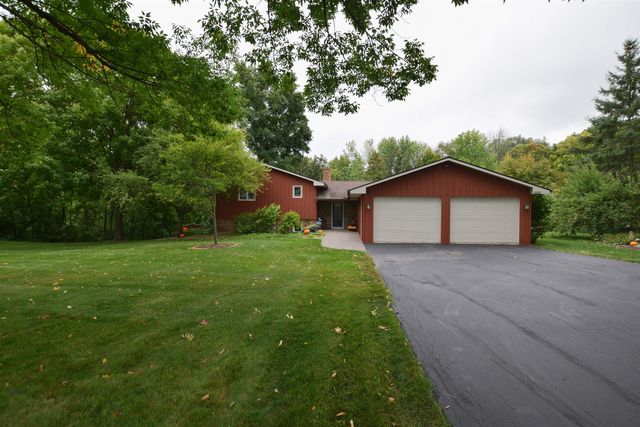 E1377 Northbrook Rd, Luxemburg, WI 54217