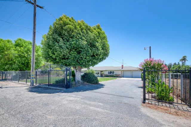 7895 W  McKinley Ave, Fresno, CA 93723