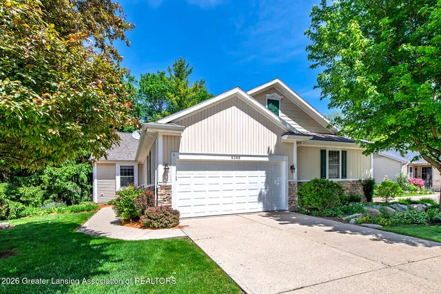 6389 Highland Ridge Dr, East Lansing, MI 48823