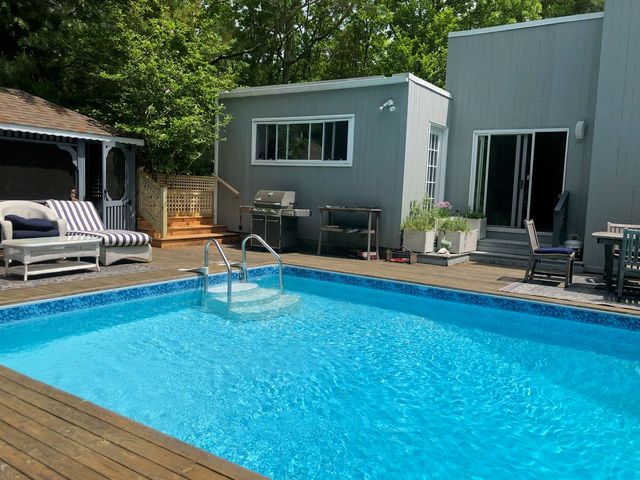 10 Glenmore Dr, Hampton Bays, NY 11946