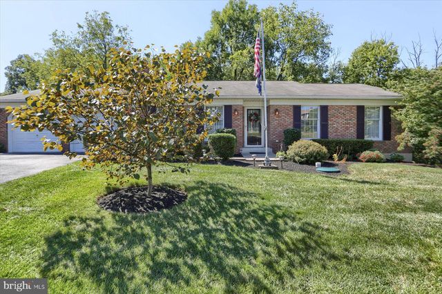 12 Meadowood Dr, Hummelstown, PA 17036