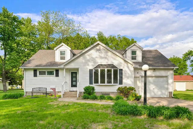 316 8th Ave, Camanche, IA 52730
