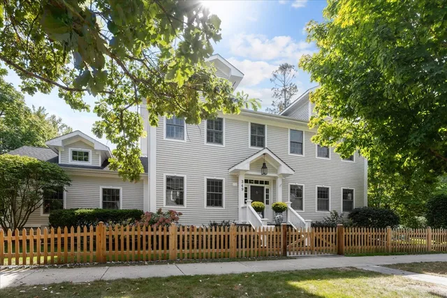 349 Gregory Ave, Wilmette, IL 60091