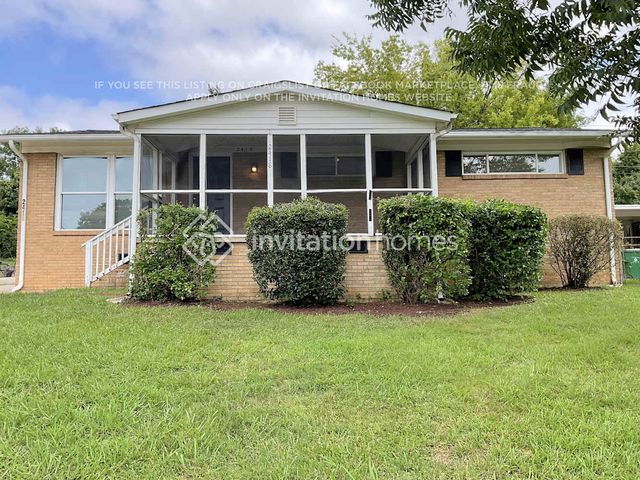 2418 Senior Dr, Charlotte, NC 28216