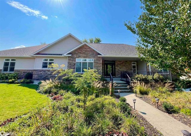 6 Hobart Pl, Grinnell, IA 50112